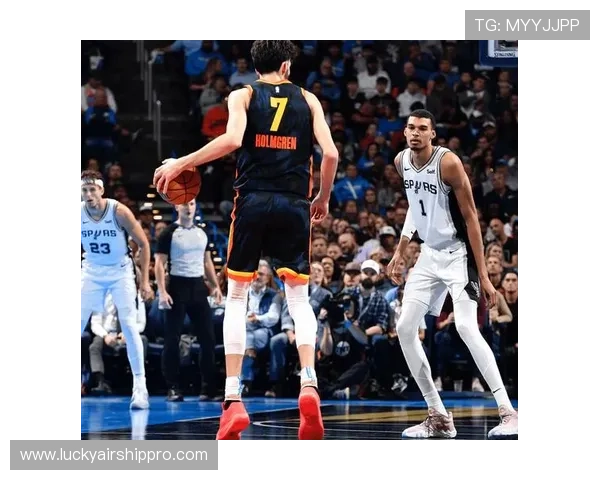 雷霆三连胜稳居榜首，霍姆格伦23分11篮板