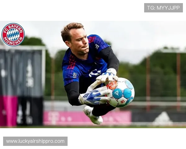 诺伊尔扑救后手指队徽，安联球场响起“永远的队长”歌声