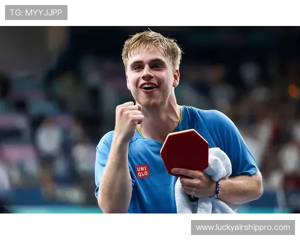 萨尔布吕肯队赛后庆祝,莫雷加德跳上队友后背狂欢。