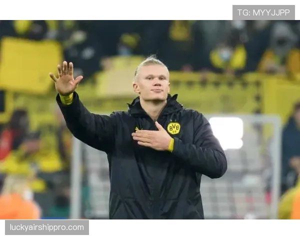 特写：无缘晋级后，哈兰德在威斯特法伦球场向多特蒙德球迷鼓掌致意